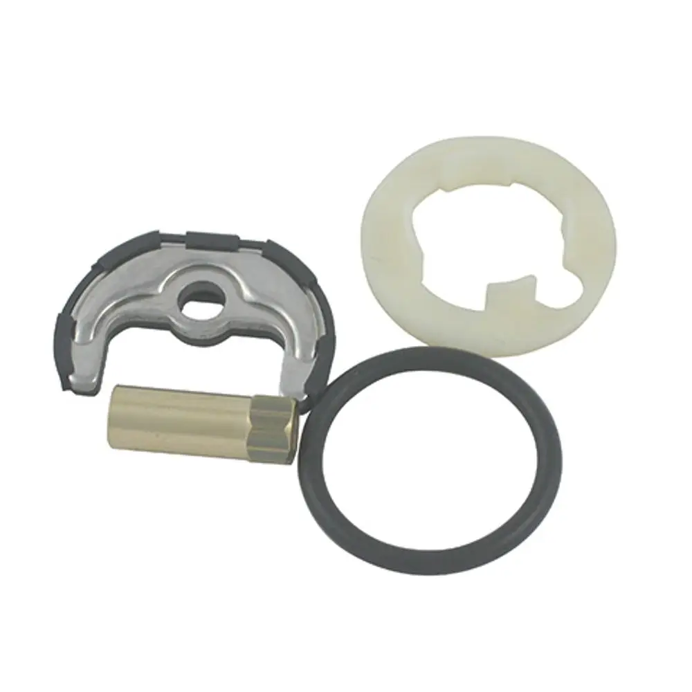 Ersatzteile von Kludi, bestehend aus einem metallischen Halter, einem Kunststoffring und einer Dichtung. Geeignet für die Befestigung im Waschtischbereich.